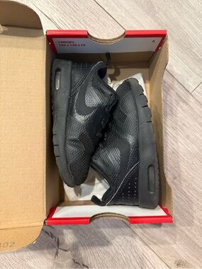 Black Nike Lightweight Kids Sneakers – Size 7C